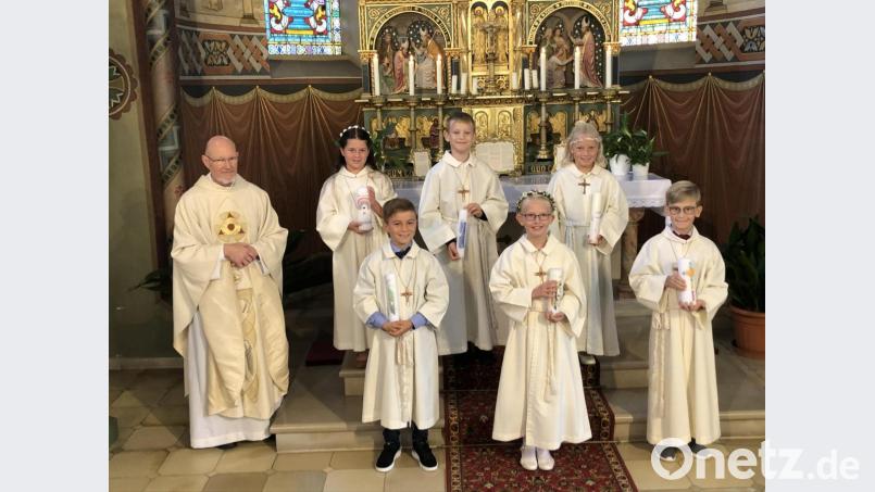 Sechs Kinder aus Schwarzach und Unterauerbach empfingen in der Pfarrkirche St. Nikolaus erstmals die Kommunion. Pfarrer Walter Hofmann zelebrierte den festlichen Gottesdienst. Bild: ga