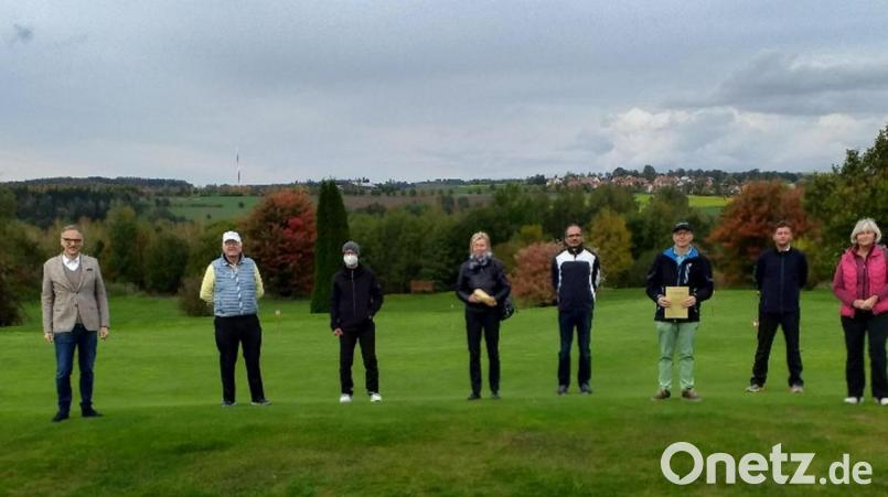 Nach dem Wettbewerb auf dem Golfplatz: von links Bürgermeister Bernd Sommer, Präsident Wolfgang Ries, Francesco Schröder, Anita Engmann, Heinz Engmann, Wolfgang Beer, Robert Drechsel, Christine Schöner. Bild: Golfclub Stiftland/exb