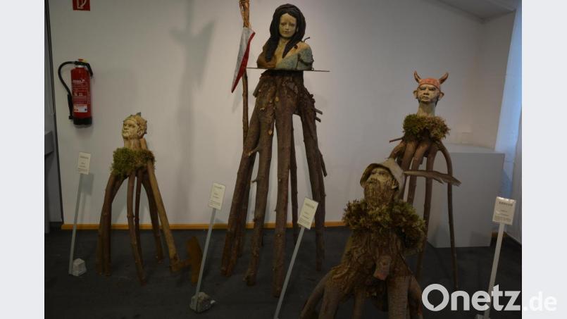 Im Museum Einzug gehalten hat auch Gruppe Krieger. Auffällig sind hierbei die Unterbauten aus Ästen. Bild: jr