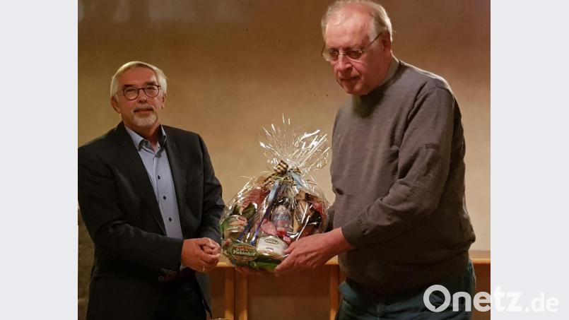 Manfred Rodde überreichte Wilhelm Narnhammer (rechts) einen Geschenkkorb und einen Gutschein für die geleistete ehrenamtliche Arbeit. Bild: Karl Bley/exb