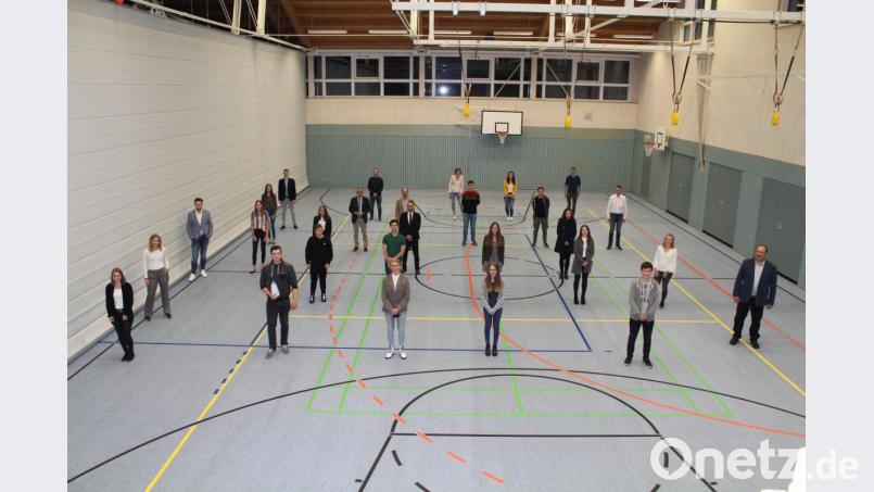 In der Turnhalle der Grundschule wurden 25 Berufs- und Schulabsolventen aus Tiefenbach für ihre Leistungen geehrt. Gemeindevertreter überreichten die Auszeichnungen. Bild: nis
