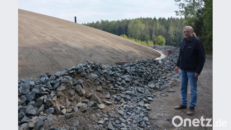 Deponieleiter Peter Förster hofft, dass die Arbeiten bis zum Sommer 2021 abgeschlossen sind. Förster leitet seit 24 Jahren die Deponie in Steinmühle. Bild: jr