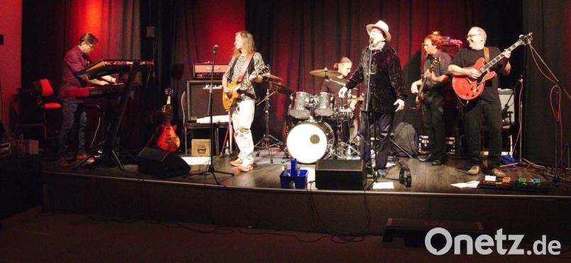 Rock vom Feinsten kredenzte The! Lucky Punch im Capitol. Gerhard Koelbl, Helmut Spörl, Stefan Bauer, Oliver Alwart, Wolfgang Ernst und Thomas Müller (von links) zeigen, dass die Rocklegenden unsterblich sind. Bild: Corinna Groth