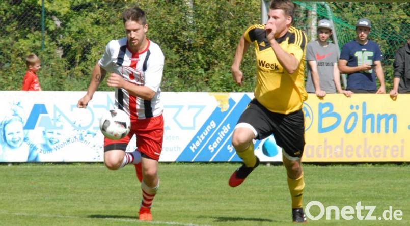 Petr Pleva (links, noch im Trikot von Kickers Selb gegen den SV Steinmühle) avancierte am Wochenende zum Helden des Fußball-Spieltags im Fichtelgebirge. Archivbild: gb