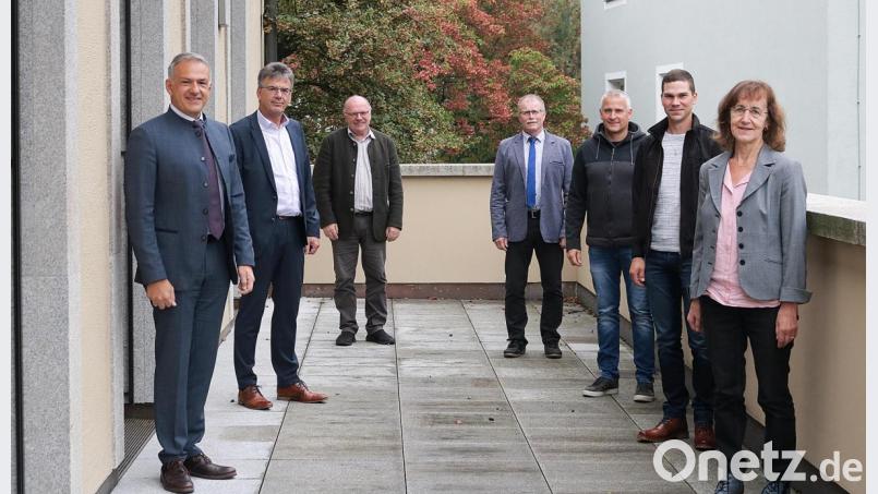 Zwei Verabschiedung und zwei Begrüßungen gab es am Landratsamt. Von links: Landrat Roland Grillmeier, Personalchef Walter Brucker, Dr. Johannes Weig, Personalrat Max Bindl, Stefan Schödel, Michael Falk und Theresia Schwarz. Bild: exb/Landkreis Tirschenreuth/Claus Oberndorfer
