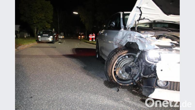 Der schrottreife BMW nach dem Zusammenstoß. Der Fahrer blieb unverletzt, wurde aber von den Polizeibeamten zur Blutentnahme mitgenommen. Bild: jma