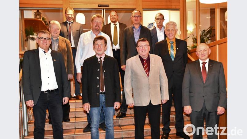 Der Freudenberger Gemeinderat zeichnet sieben ehemalige Mitglieder des Gremiums aus (von links): Matthias Singer, Altbürgermeister Norbert Probst, Bürgermeister Alwin Märkl, Hans Gebhard, Gerhard Dotzler, Dritter Bürgermeister Christian Drexler, Christian Tröster, Josef Schäffer, Josef Zeitler, Hubert Eckl und Zweiter Bürgermeister Franz Weiß. Bild: sche