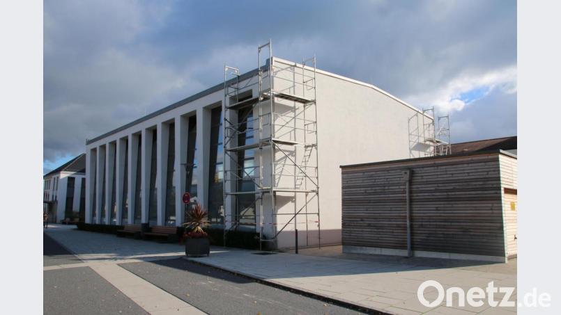 Dachrinnen an der neuen Schulturnhalle sind undicht. Das Gerüst an der Fassade zeigt, dass sich bereits darum gekümmert wird. Bild: sne