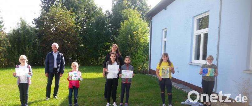Ihre Urlaubseindrücke malten die Kinder beim Malwettstreit "Meine schönsten Ferien". Die Aufnahme zeigt Tonja Heinl (vorne, von links), Franziska Müller, Hannah und Anne Sischka, Luisa Etterer und Elisabeth Roth. Es fehlt Leonhard Roth. Bürgermeister Peter König (hinten, von links) und Jugendbeauftrage Alexandra Mark-Sischka gratulierten den Gewinnern. Bild: öt