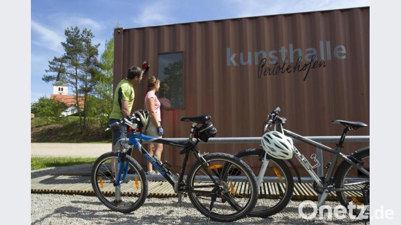 Ein beliebtes Etappenziel für Radfahrer auf dem bayerisch-böhmischen Freundschaftsweg ist die Kunsthalle in Pertolzhofen. Bild: Stefan Gruber