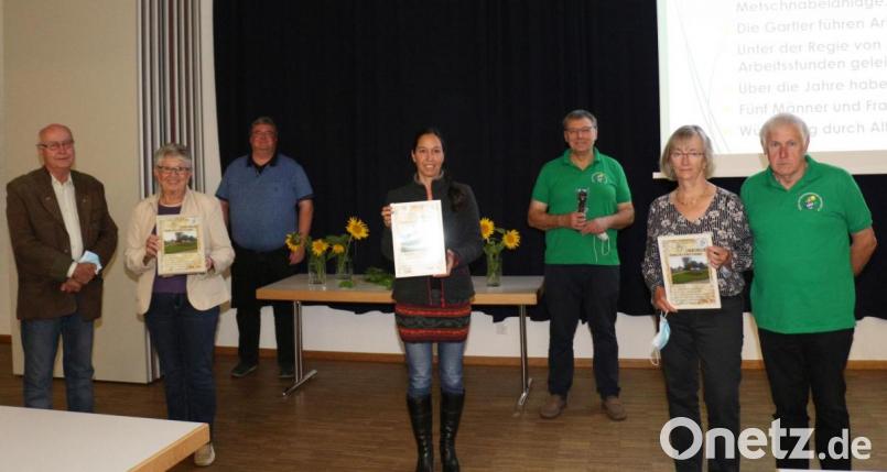 Für ihren seit 15 Jahre andauernden Einsatz ehrte der Obst- und Gartenbauverein Kemnath die „Gründungsmitglieder“ des Seeleitenteams: (von links) Anton und Agnes Schinner, Dritter Vorsitzender Werner Rupprecht, Dritte Bürgermeisterin Katharina Hage (nahm für Mariele Schönberger die Urkunde entgegen), Vorsitzender Josef Häckl, Sieglinde und Anton Kuchenreuther. Bild: rpp