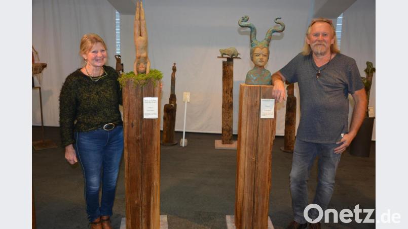 Inge Flor, hier im Bild mit ihrem Ehemann Bert, zeigt ab Freitag, 16. Oktober, bis zum 17. Januar die Sonderausstellung „Fantastische Handwerkskunst“ im Museum Mitterteich. Über 60 Werke sind zu sehen. Bild: jr