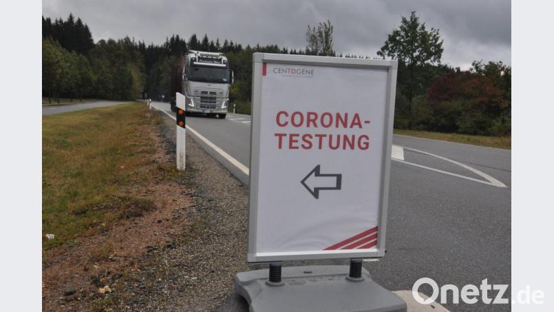 Die mobile Teststation wird immer mehr frequentiert. Bisher gibt es noch drei Termine, jeweils von 10 bis 18 Uhr: Am Dienstag in Mitterteich bei der Eishalle, am Mittwoch am Busparkplatz am Grenzübergang bei Mähring (Bild) und am Donnerstag in Waldershof bei Cube. Bild: ws
