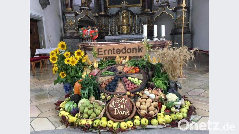 Mit viel Aufwand und Kreativität schmückten Frauen aus den Ortschaften Lind, Schönthan und Pirkhof den Altar zum Erntedankfest. Bild: wel