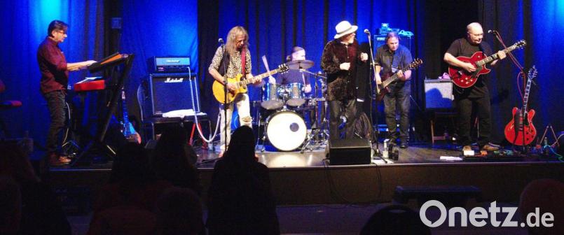 Rock vom Feinsten kredenzte The! Lucky Punch im Capitol. Gerhard Koelbl, Helmut Spörl, Stefan Bauer, Oliver Alwart, Wolfgang Ernst und Thomas Müller (von links) zeigen, dass die Rocklegenden unsterblich sind. Bild: Corinna Groth