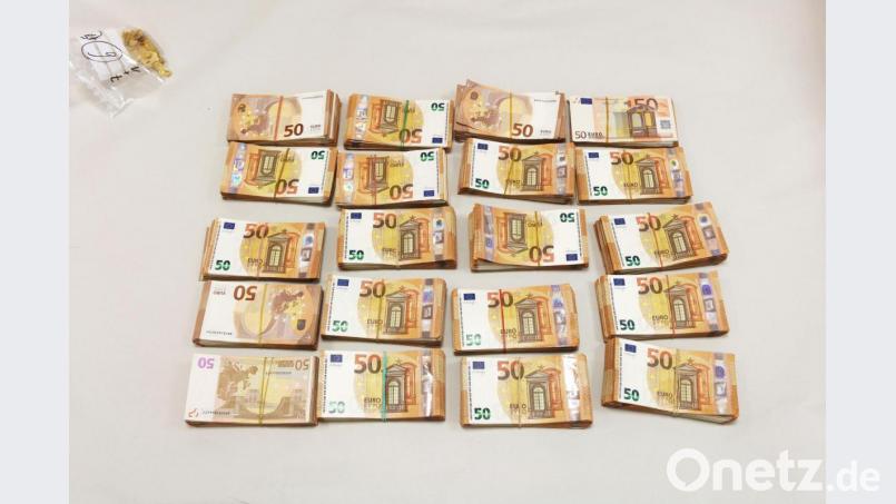 Gold, Silber und Bargeld im Wert von etwa 1,5 Millionen Euro haben Grenzbeamte in Bayern im Auto eines 30 Jahre alten Mannes entdeckt. Bild: Polizei