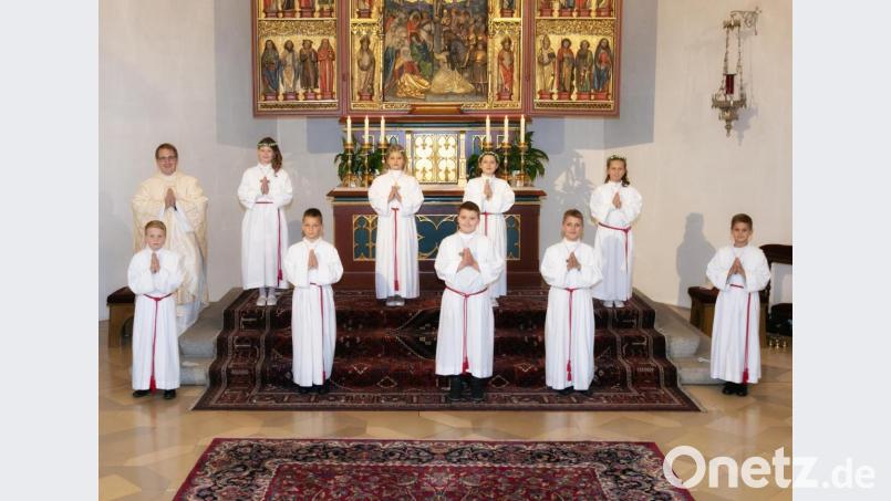 Die Kommunionkinder vom 4. Oktober mit Kaplan Daniel Fenk. Bild: Foto Hummer