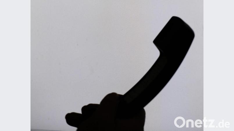 Wieder einmal hat sich ein Unbekannter am Telefon als Polizist ausgegeben. Symbolbild: Armin Weigel/dpa