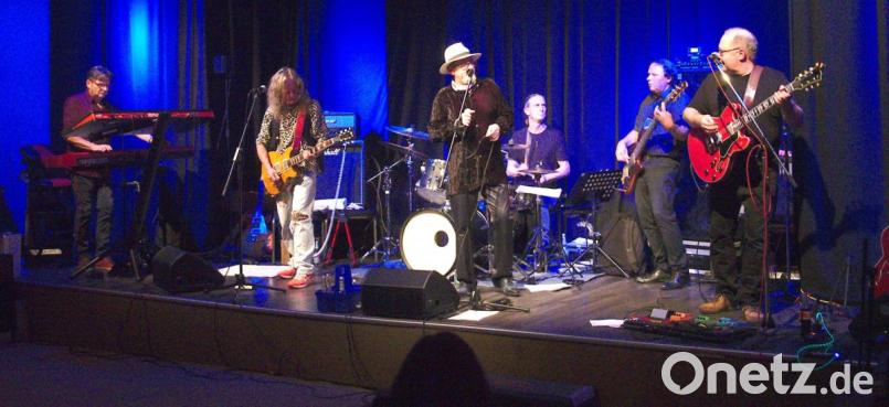 Rock vom Feinsten kredenzte The! Lucky Punch im Capitol. Gerhard Koelbl, Helmut Spörl, Oliver Alwart, Stefan Bauer, Wolfgang Ernst und Thomas Müller (von links) zeigen, dass die Rocklegenden unsterblich sind. using darktable 2.6.3 Bild: Corinna Groth