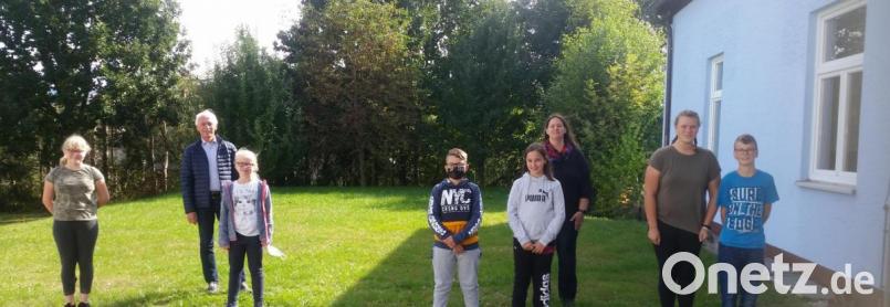 Elisabeth Roth (vorne, von links), Tonja Heinl, Elias und Elina Ernstberger sowie Anna und Jakob König holten sich die Preise beim Quiz "Rund um Neusorg". Es fehlt Leonhard Roth. Bürgermeister Peter König und Jugendbeauftragte Alexandra Mark-Sischka (hinten, von links) beglückwünschten die Sieger. Bild: öt