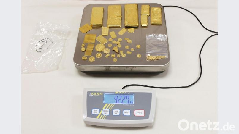 Gold, Silber und Bargeld im Wert von etwa 1,5 Millionen Euro haben Grenzbeamte in Bayern im Auto eines 30 Jahre alten Mannes entdeckt. Bild: Polizei