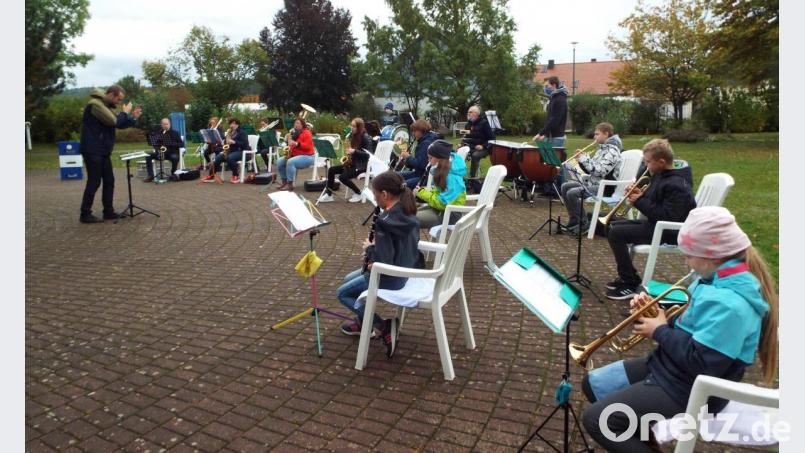 Das Nachwuchsorchester zeigt bei seinem Auftritt schon beachtliches Können. Bild: e