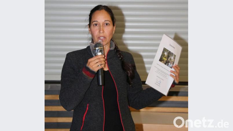 Dritte Bürgermeisterin Katharina Hage überreicht als Dank und Anerkennung im Auftrag der Stadt Kemnath einen Gutschein an das Seeleitenteam. Bild: rpp