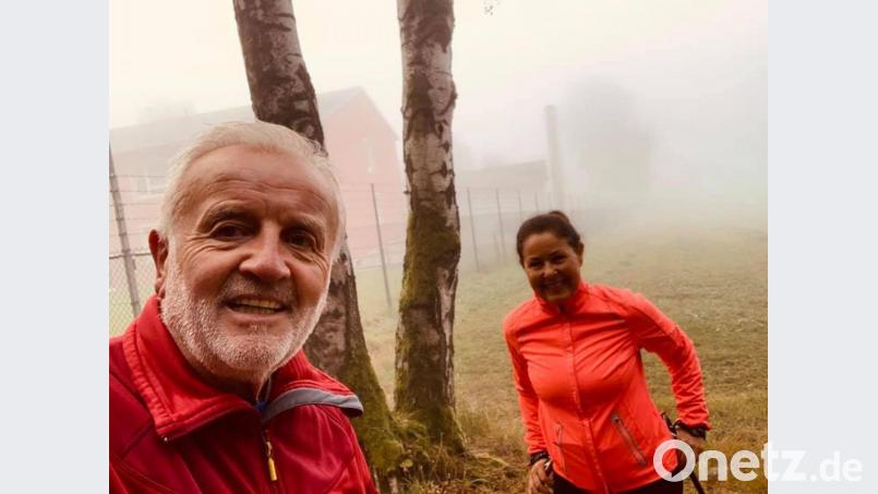 Bei Wind und Wetter: Für den guten Zweck und durch die Motivation der Gruppe ist Bernd Hofmann (links) zum fleißigsten Mitglied der Aktion geworden. Bild: Bernd Hofmann/exb