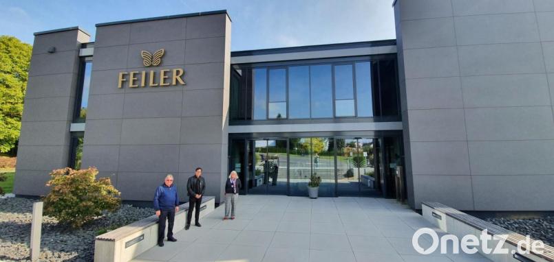 Elegant, licht und mit erlesenster Technik ausgestattet präsentiert sich das Bürogebäude des Chenille-Produzenten Feiler in Hohenberg, wofür Architekt Peter Hilgarth (Mitte) mit dem internationalen Iconic-Award und dem German Design Award ausgezeichnet worden ist. Links im Bild Firmenchef Dieter Schwedt und rechts seine Ehefrau Kristine Schwedt. Bild: Peggy Biczysko