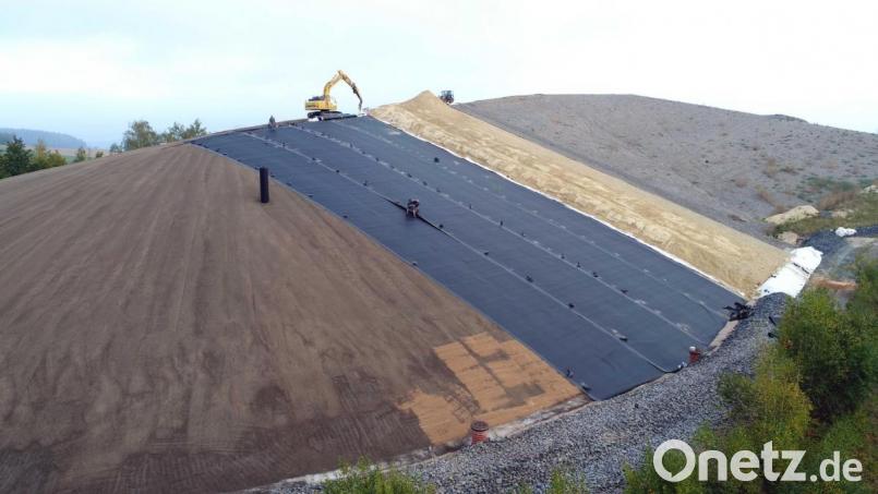 Kräftig abgedichtet werden in der Deponie Steinmühle zwei bereits verfüllte Einbauabschnitte mit einer endgültigen Oberflächenabdichtung. Bild: jr