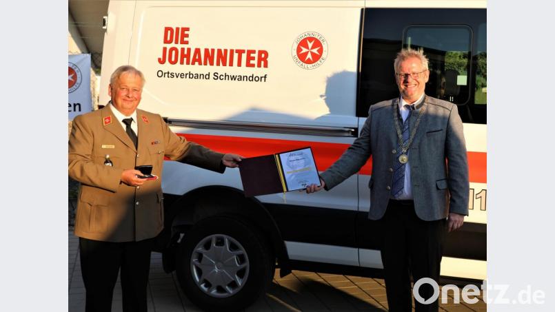 Oberbürgermeister Andreas Feller (rechts)überreichte dem Leiter der ehrenamtlichen Dienste beim Johanniter-Ortsverband Schwandorf, Ulrich Pidrmann, die Konrad-Max-Kunz-Medaille. Bild: Andreas Denk/exb