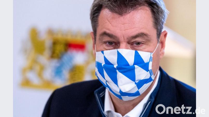 Markus Söder (CSU), Ministerpräsident von Bayern, kommt mit seinem blau-weißen Mund-Nasen-Schutz zur Kabinettssitzung in die Bayerische Staatskanzlei. Im Fokus stehen Reaktionen auf die steigenden Corona-Zahlen in vielen bayerischen Kommunen, unter anderem auch in der Landeshauptstadt München. Bild: Peter Kneffel/dpa