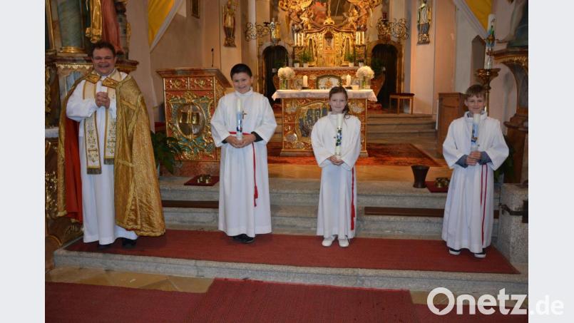 Kaplan Daniel Schmid mit den drei Erstkommunikanten Johannes Männer, Alina Weidhas und Bastian Haberkorn (von links) beim Festgottesdienst in der Pfarrkirche St. Leonhard. Bild: jr