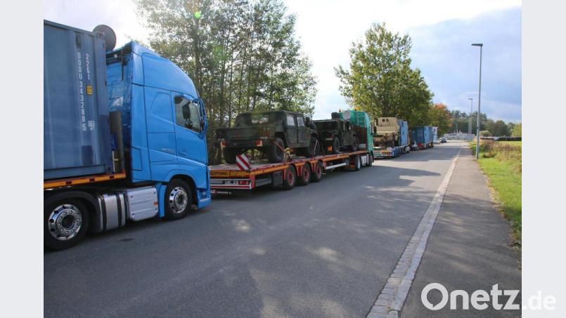 Jürgen Wegmann (CSU) stört sich an den Lastwagen, die im Gewerbegebiet am Randstreifen parken. Meist gehören diese zum Transportverkehr des Truppenübungsplatzes. Wie damit verfahren werden soll, ist sich der Bauausschuss uneins. Bild: sne