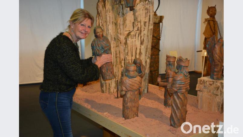Künstlerin Inge Flor hat auch eine Weihnachtskrippe aufgebaut, deren Figuren aus Ton erstellt wurden und damit frostbeständig sind. Bild: jr