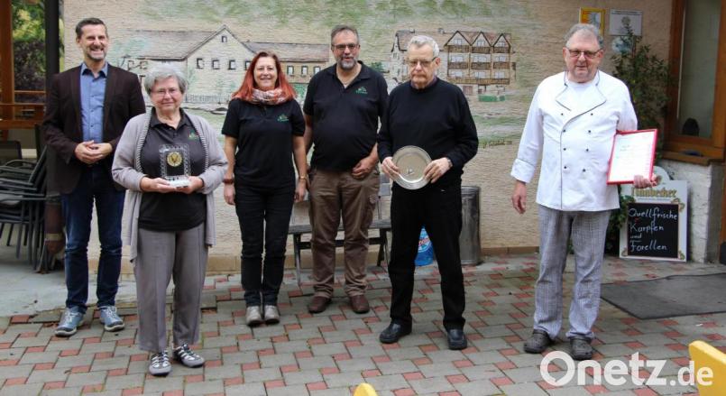Die besten Ergebnisse beim Pokalturnier auf der Kegelbahn im Gasthaus Peterhof erzielten Erika Schmitt (Zweite von links) und Gert Lampen (Zweiter von rechts).  Gastwirt und Koch Dieter Donhauser erhielt von Vorsitzenden Udo Wagner (Dritter von rechts) und Brigitte Wagner (Vierte von rechts) eine Ehrenurkunde. Bürgermeister Roman Berr (links) freute sich über die treuen Gäste aus der Noris. Bild: ds