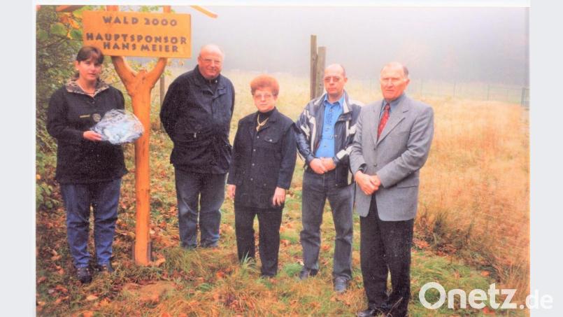 Im Oktober 2001 stehen vor der Hinweistafel „Wald 2000 – Hauptsponsor Hans Meier“ (von links) Iris Meier mit dem Präsent, Josef Gillitzer, Christl Meier, Herfried Meier und Bürgermeister Willi Reil. Archivbild: tu
