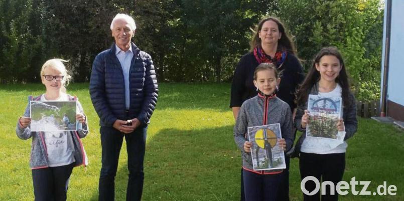 Ihre Fotografien aus dem Wettbewerb „So schön ist Neusorg“ präsentierten bei der Preisverteilung Tonja Heinl (vorne, von links) sowie Anne und Hannah Sischka. Mit im Bild: Bürgermeister Peter König (hinten links) und Jugendbeauftragte Alexandra Mark-Sischka (hinten rechts). Bild: öt