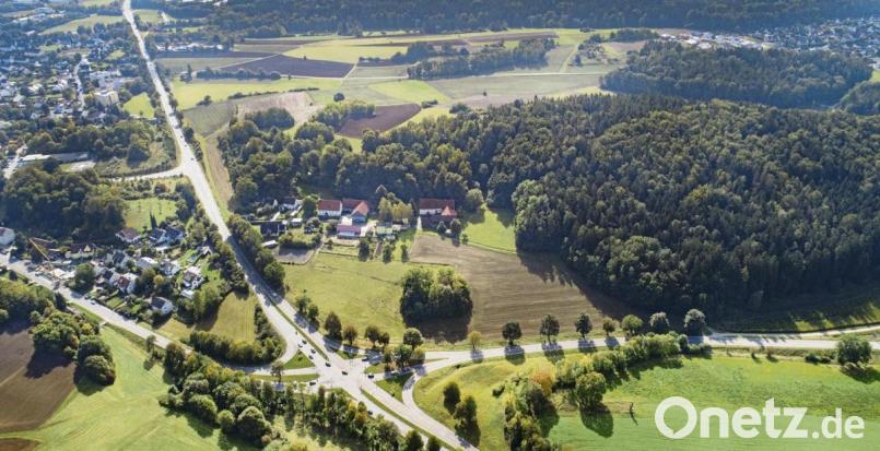 Bei einer Führung der geplanten Bahnstromtrasse in Nähe der Bundesstraßen (im Vordergund das „Sulzbacher Kreuz“ mit der längslaufenden B 85 und der von rechts quer auftreffenden B 14) befürchtet Bund Naturschutz-Kreisvorsitzender Peter Zahn auch eine Beeinträchtigung des Naherholungsgebietes Sternstein (im Bild rechts) und weiterer geschützter Landschaftsbereich Bild: Thilo Hierstetter