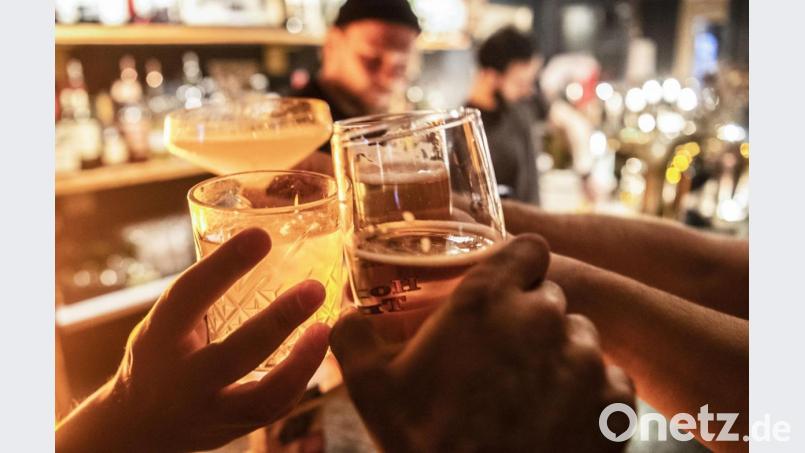 Na dann Prost, Corona (Symbolbild): In einem Amberger Café haben Angestellte und Gäste die geltenden Masken- und Abstandsregeln ignoriert. Symbolbild: Paul Zinken