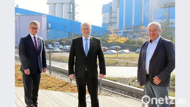 Beim Zweckverband thermische Klärschlammverwertung Schwandorf wurde der Schwandorfer Oberbürgermeister Andreas Feller (Mitte) als Vorsitzender wiedergewählt. Ihm zur Seite steht als stellvertretender Vorsitzender der Bürgermeister von Neunburg vorm Wald, Martin Birner (links). Neu aufgenommen wurde in das von zwei auf drei Personen erweiterte Vorstandsgremium Josef Deichl, der Bürgermeister von Schmidgaden (rechts). Bild: Thomas Dobler