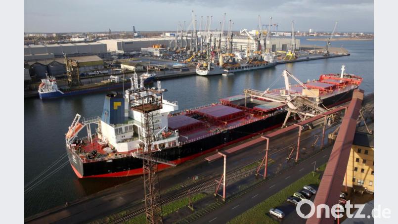 Ein Massengutfrachter wird mit Weizen beladen. Auf einem Schiff der Schnaittenbacher Reederei Minship fanden Ermittler nun Drogen. Die Oberpfälzer Reederei steht nicht im Verdacht. Symbolbild: Bernd Wüstneck