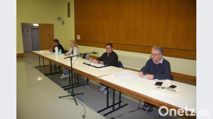 Wegen der strengen Corona-Auflagen wurde die Herbstkartell-Sitzung in die Schulturnhalle verlegt. Den Vorsitz hatte Michael Klarner (Zweiter von rechts). Mit im Bild Bürgermeister Toni Dutz (rechts), Birgit Sailer und Sabine Saller von der Gemeindeverwaltung (von links). Bild: wro