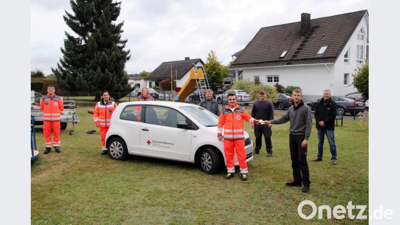 Vorsitzender Johannes Wittmann übergibt Simon Weber von den  HvO Haidenaabtal die Spende. Die Helfer vor Ort sparen jeden Cent für  ein neues Einsatzfahrzeug. Bild: jma