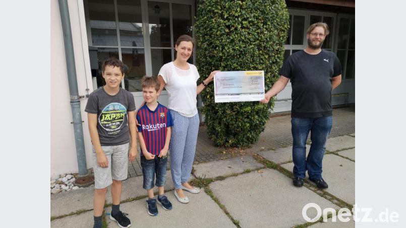Stellvertretend für das Mitarbeiter-Engagement der Deutschen Post übergab Birgit Reil (Zweite von rechts) 400 Euro an den Vorsitzenden des Fördervereins Gerhard Pamler (rechts). Weitere 200 Euro steuerte das Busunternehmen Vogl bei. Bild: hir
