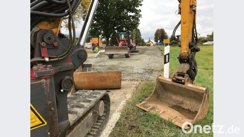 Die letzten Arbeiten in der Wurzer Straße laufen. Ab Oktober ist die Ortsdurchfahrt Neuhaus wieder frei. Bild: Gabi Schönberger