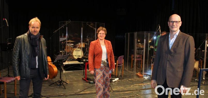 Freuen sich auf die gemeinsame Zusammenarbeit: Birgit Simmler, Künstlerische Leiterin der Luisenburg-Festspiele, und das norwegische Musical-Autorenduo Øystein Wiik (l.) und Gisle Kverndokk. Bild: stg