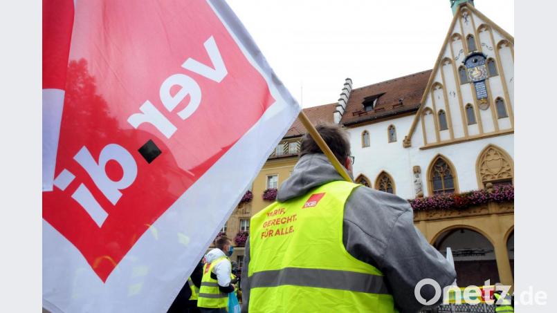 Knapp 50 Beschäftigte der Stadt Amberg legten am Montag die Arbeit nieder und streikten vor dem Rathaus. Bild: Stephan Huber