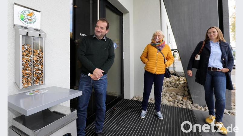 Die Lüdecke GmbH von Klaus Herdegen (links) ist der erste größere Amberger Arbeitgeber, der sich an der Kippenjagd von Karin Meixner-Nentwig (Mitte) und Helen Jelinek (Bündnis für Familien) beteiligt. Bild: Wolfgang Steinbacher