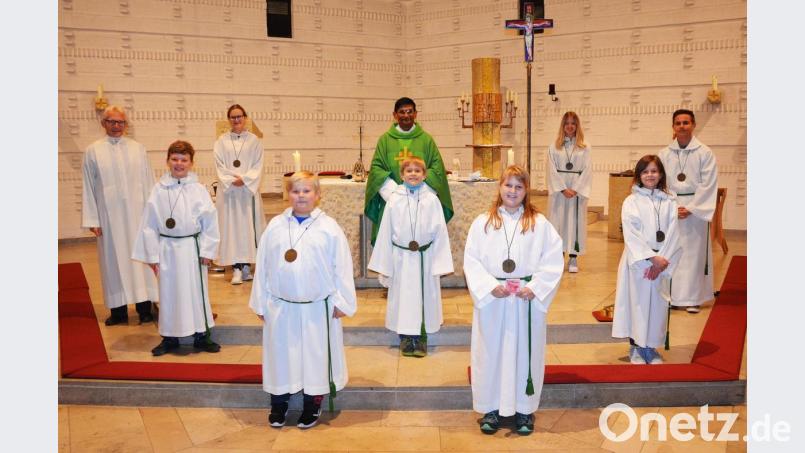 Fünf neue Ministranten nehmen die älteren Diener Gottes in Kirchenthumbach in ihre Mitte auf. Bild: ü
